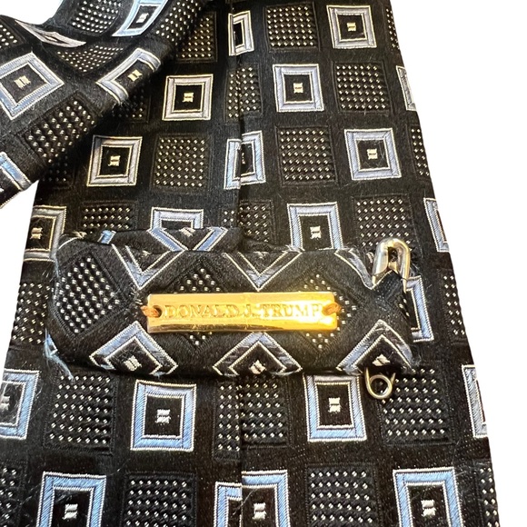 Donald Trump Signature Collection Tie Blue Square Pattern 100% Silk Clas… - Picture 4 of 4